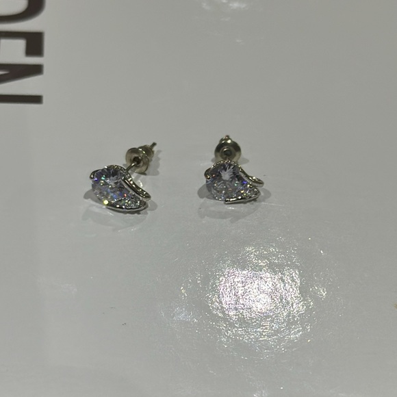 Women Jewelry Round Cut Cubic Zircon Fashion Stud Earring A Pair - Picture 5 of 8